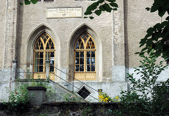 Die Tafel „Eine veste Burg ist unser Gott. MDCCCXXII.“, die Graf von Brühl 1822 anbringen ließ, sollte das Schloss Seifersdorf weihen. (Foto: Karsten Blüthgen) Die Tafel „Eine veste Burg ist unser Gott. MDCCCXXII.“, die Graf von Brühl 1822 anbringen ließ, sollte das Schloss Seifersdorf weihen. (Foto: Karsten Blüthgen)