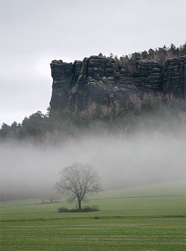 Mit Kind und Kegel und Hund, aber auch auf abenteuerlichem Weg erreichbar: der Pfaffenstein.

© Foto: Frank Richter