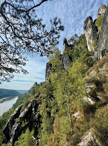 Das schmale, markante Felsriff erhebt sich fast 200 Meter über die Elbe. Ganz oben zu sehen: die neue Basteiaussicht.

© Foto: Torsten Wiesner