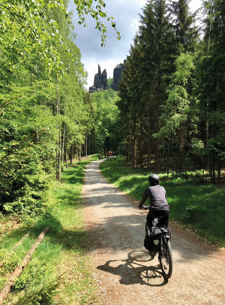 Die Radroute durch den Nationalpark führt direkt unterhalb der Affensteine entlang. Im Blickpunkt: die Brosinnadel.

© Foto: Torsten Wiesner